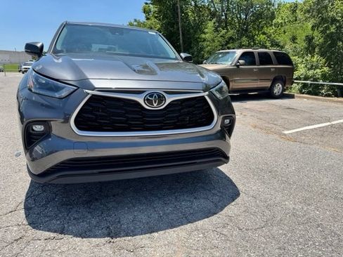 Used 2023 Toyota Highlander LE FWD image 3