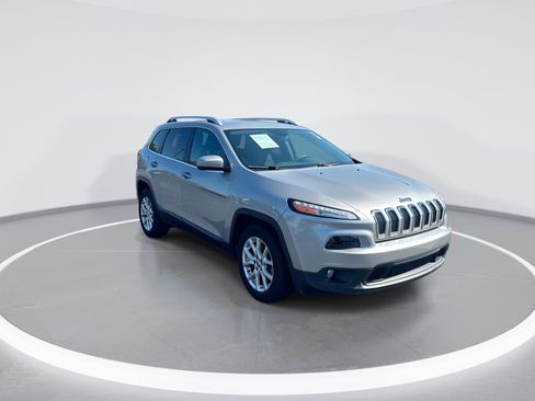 Used 2018 Jeep Cherokee Latitude FWD image 2