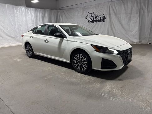 Used 2025 Nissan Altima 2.5 SV image 1