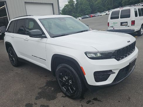 Used 2024 Jeep Grand Cherokee Altitude AWD/4WD image 2