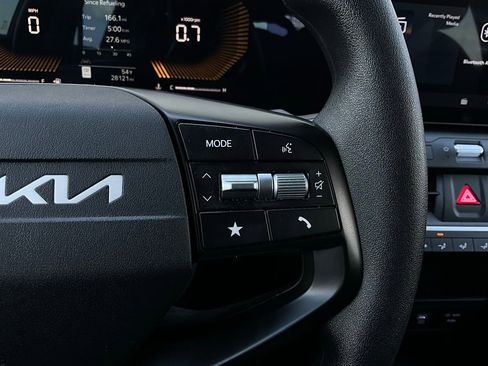 Used 2025 Kia K4 LXS image 34