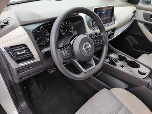 Used 2023 Nissan Rogue SV image 2