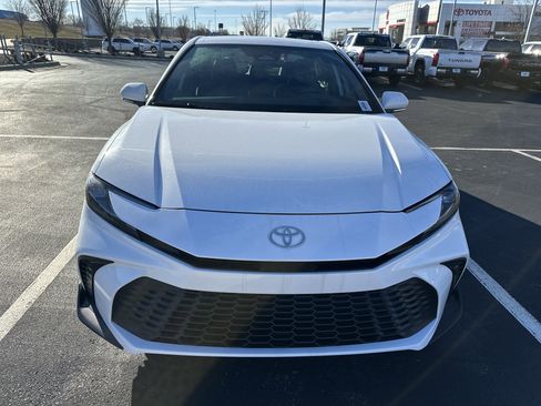 Used 2026 Toyota Camry SE image 3