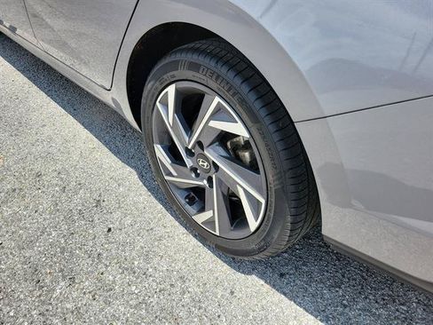 Used 2025 Hyundai Elantra SEL FWD image 26
