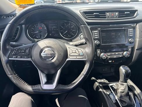 Used 2019 Nissan Rogue SV w/ Premium Package FWD image 11