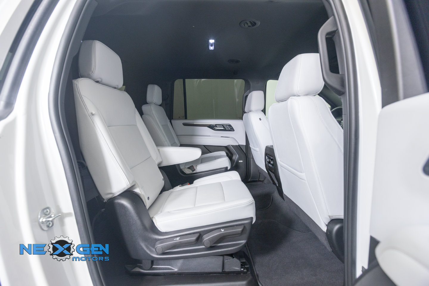 Used 2025 Chevrolet Suburban Premier AWD/4WD image 41