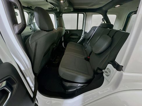 Used 2025 Jeep Wrangler Sahara image 26