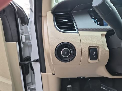 Used 2019 Ford Taurus SE image 13