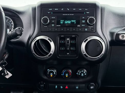 Used 2015 Jeep Wrangler Unlimited Sahara w/ Connectivity Group AWD/4WD image 12