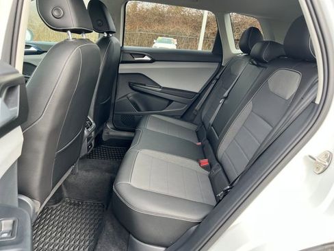 Used 2023 Volkswagen Taos SE w/ Panoramic Sunroof Package image 15