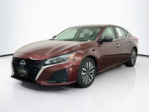 Used 2025 Nissan Altima 2.5 SV FWD image 3