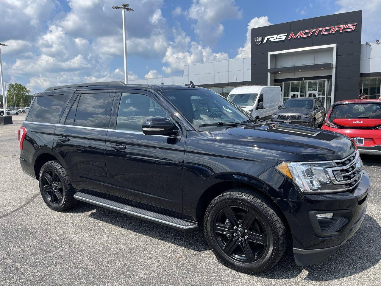 Used 2021 Ford Expedition XLT AWD/4WD image 2