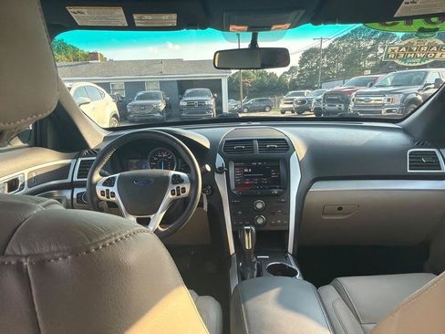 Used 2015 Ford Explorer XLT w/ Equipment Group 202B FWD image 15