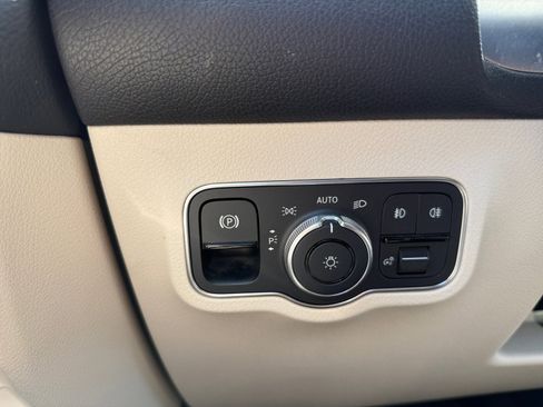 Used 2023 Mercedes-Benz GLB 250 4MATIC w/ Premium Package image 18