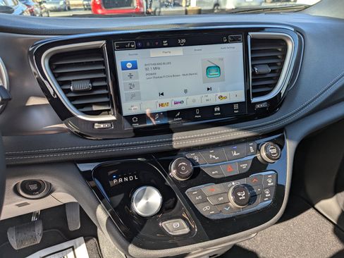 New 2026 Chrysler Pacifica Select image 20