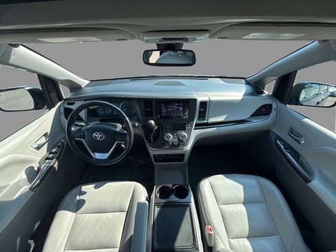Used 2019 Toyota Sienna XLE image 26
