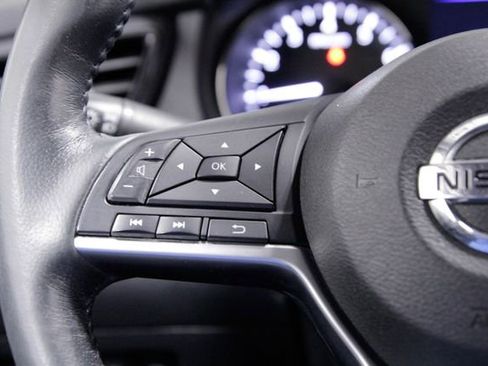 Used 2018 Nissan Rogue SV w/ Premium Package image 25