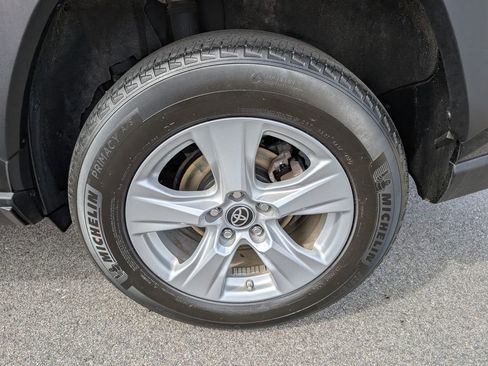 Used 2022 Toyota RAV4 LE image 12