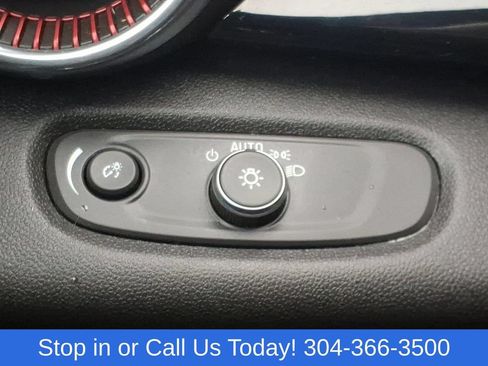 Used 2025 Chevrolet Trax RS FWD image 23