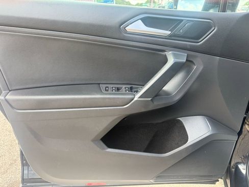 Used 2018 Volkswagen Tiguan SE w/ Panoramic Sunroof Package image 9