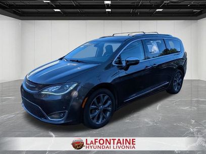 Used 2019 Chrysler Pacifica Limited w/ Tire & Wheel Group