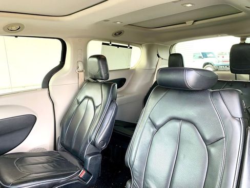 Used 2018 Chrysler Pacifica Limited w/ Tire & Wheel Group image 13