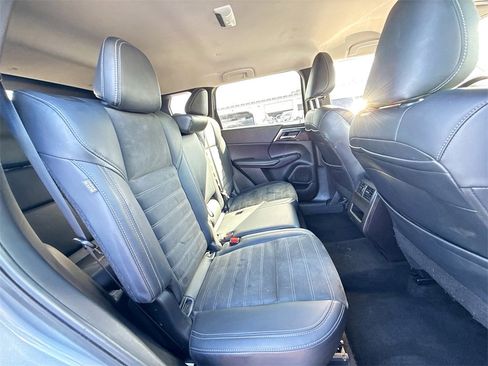 Used 2023 Mitsubishi Outlander SE image 32