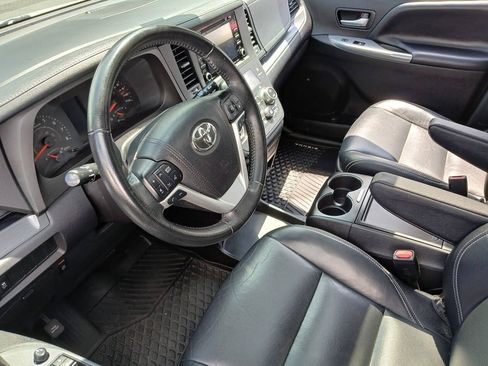 Used 2019 Toyota Sienna SE FWD image 18