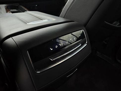 Used 2022 Cadillac Escalade ESV Premium Luxury Platinum RWD image 17
