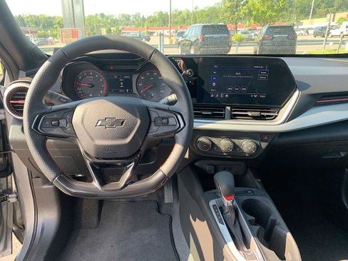 Certified 2025 Chevrolet Trax RS FWD image 18