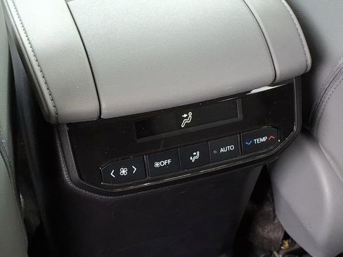 Used 2023 Toyota Highlander XLE image 28