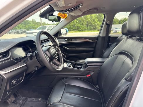 Used 2023 Jeep Grand Cherokee L Limited w/ Luxury Tech Group II AWD/4WD image 11
