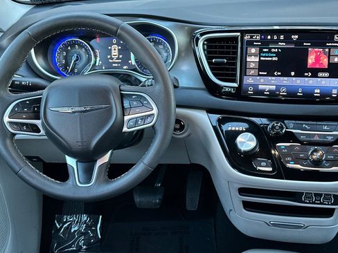 Used 2024 Chrysler Pacifica Touring-L image 11