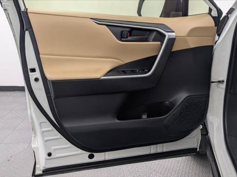 Used 2019 Toyota RAV4 LE FWD image 13