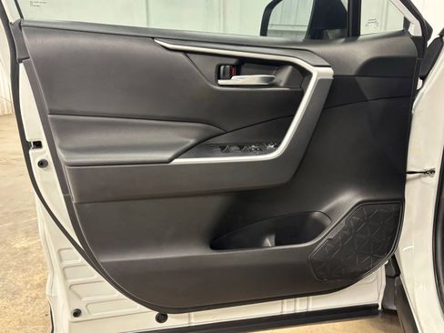 Used 2021 Toyota RAV4 XLE w/ Convenience Package FWD image 16