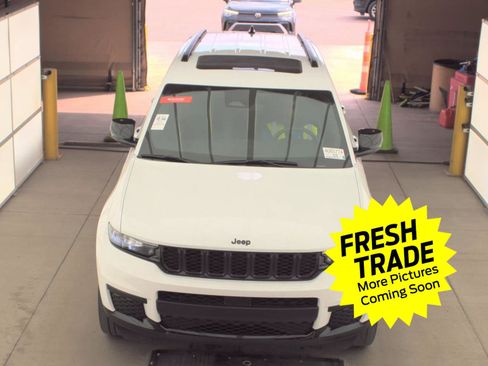 Used 2023 Jeep Grand Cherokee L Laredo image 2