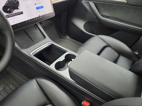 Used 2024 Tesla Model Y Long Range RWD image 11