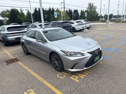 Used 2022 Lexus ES 350 w/ Premium Package FWD image 2