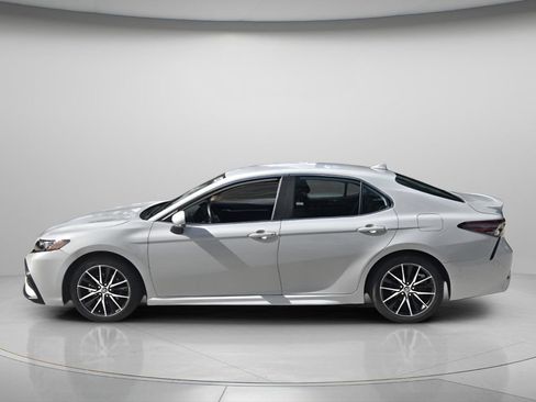 Used 2023 Toyota Camry SE FWD image 4