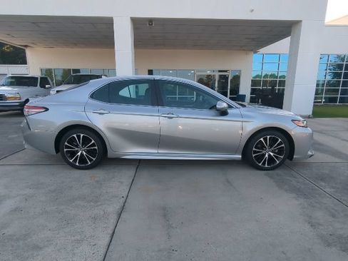Used 2019 Toyota Camry SE FWD image 8