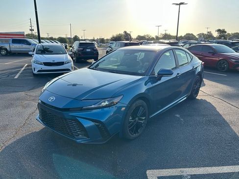 Used 2025 Toyota Camry SE FWD image 7