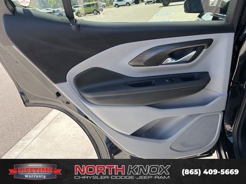 Used 2024 GMC Terrain SLT image 14