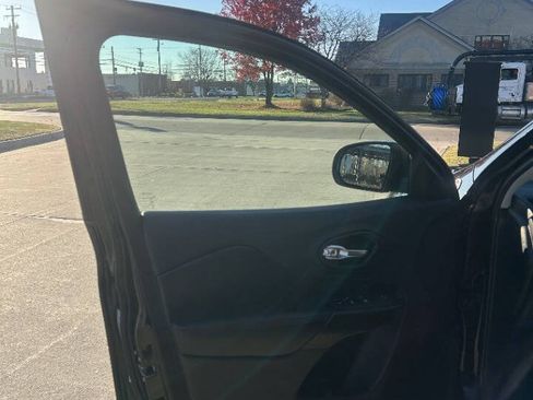 Used 2019 Jeep Cherokee Trailhawk w/ Cold Weather Group image 31