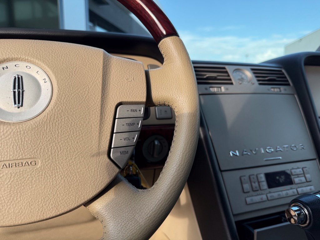 Used 2005 Lincoln Navigator Ultimate AWD/4WD image 22