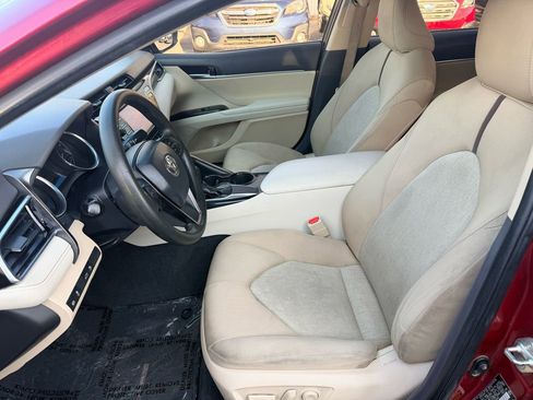 Used 2018 Toyota Camry LE image 11