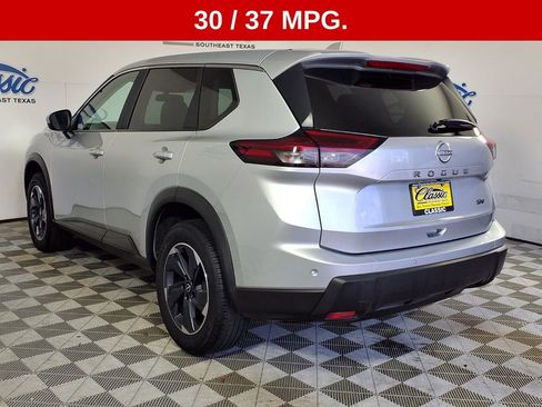 Used 2024 Nissan Rogue SV image 2