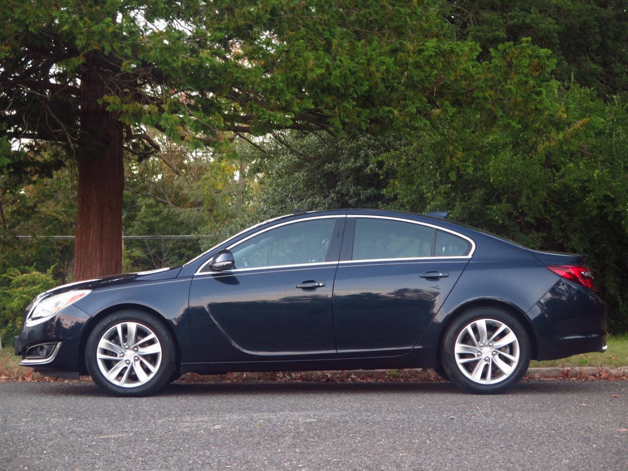 Used 2016 Buick Regal Premium w/ Driver Confidence Package #2 AWD/4WD image 2