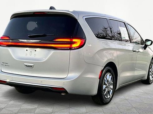 Used 2024 Chrysler Pacifica Touring-L image 5