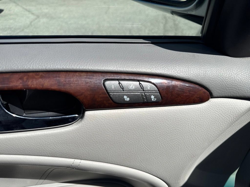Used 2010 Buick Lucerne CXL FWD image 12