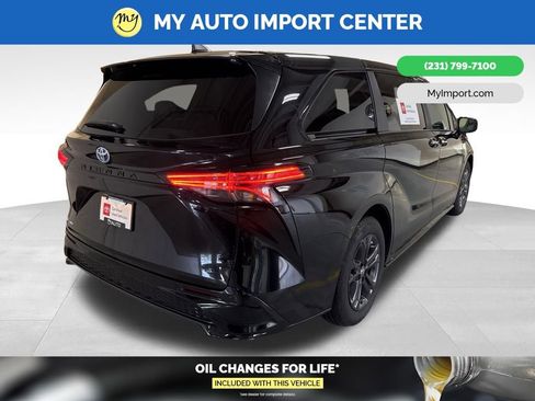 Used 2025 Toyota Sienna XSE image 7